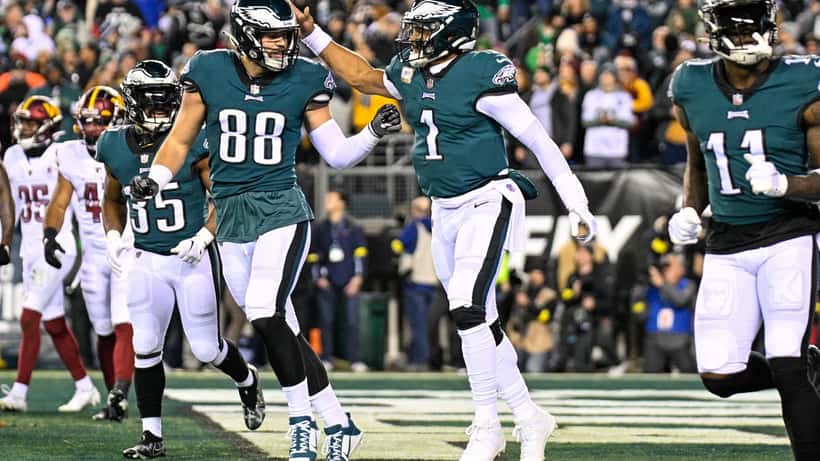 Jugadores de los Philadelphia Eagles en partido de la NFL frente a Washington Commanders