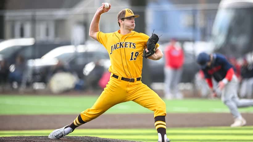 Jugadores de béisbol universitario en acción durante un partido de la Big Ten Conference