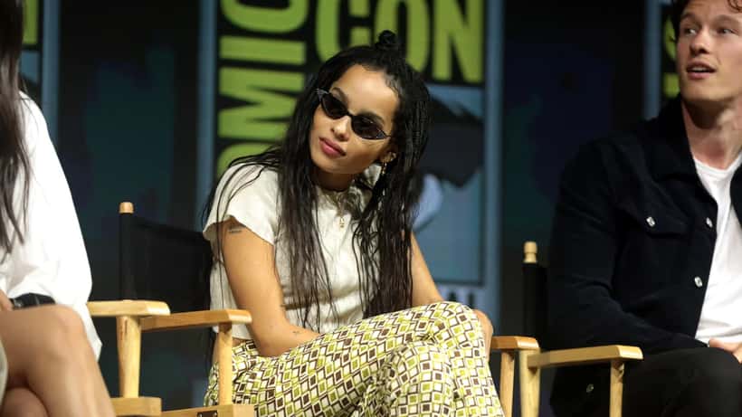 Zoë Kravitz smiler mot kamera på rød løper