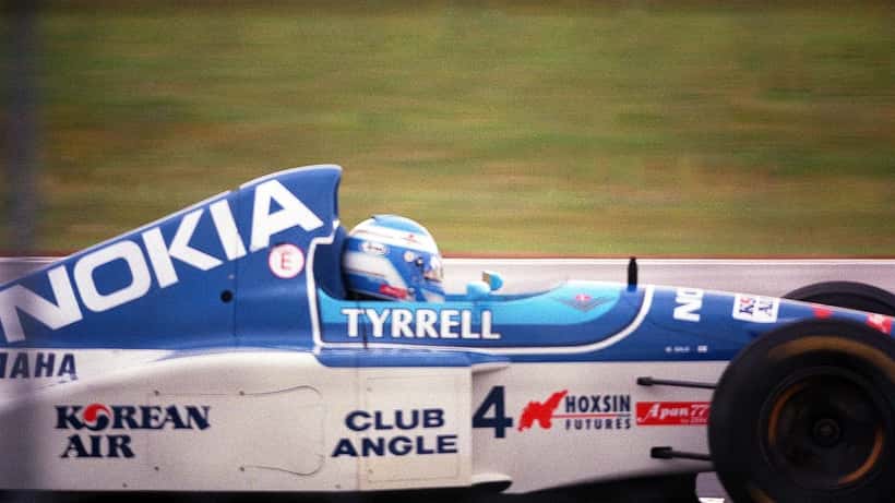 Mika Salo Formula 1 -autossa Silverstonen radalla — suomalainen legenda Bangkokissa puukotettuna