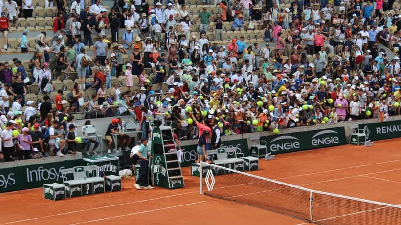 Jogador de ténis amador a ser examinado por médico desportivo num court exterior