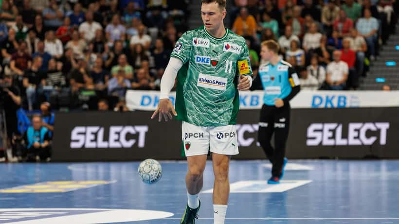 Håndboldspiller i kamp under Handball Super Cup 2025