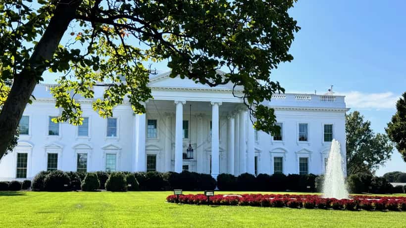 Det hvite hus i Washington DC mot blå himmel