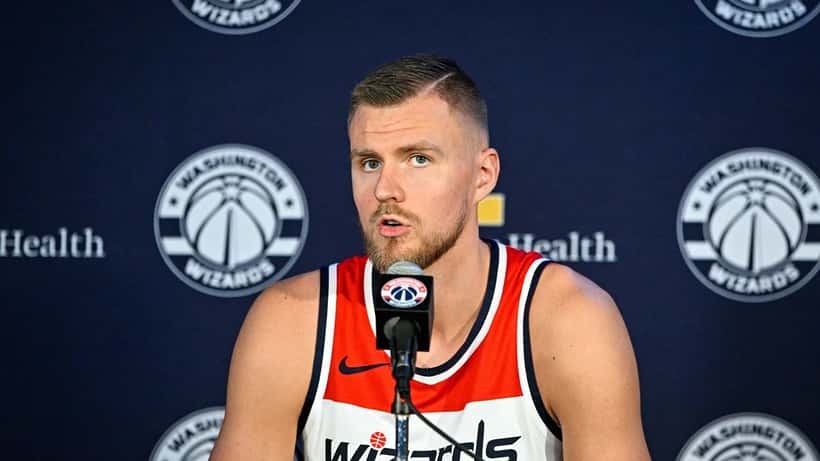 Kristaps Porzingis durante media day do Washington Wizards, basquete NBA
