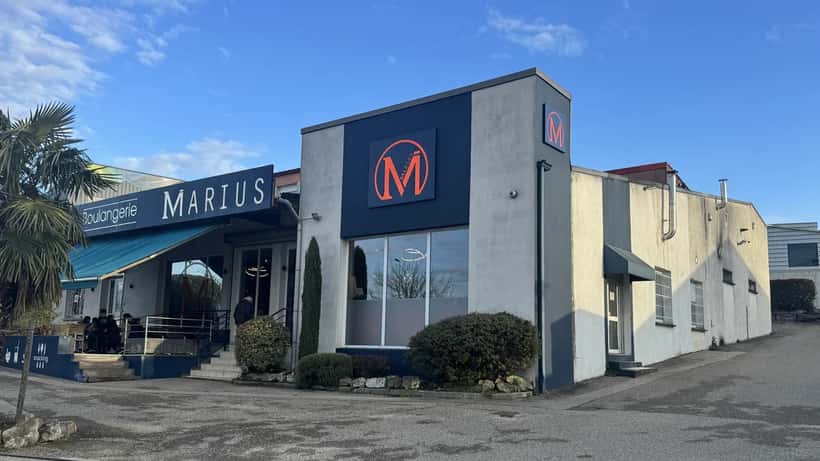 Façade d'une boulangerie artisanale française traditionnelle