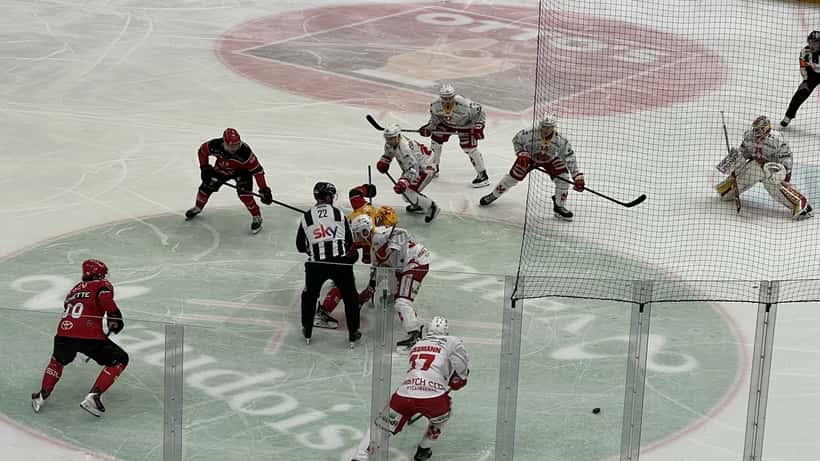 Match de hockey sur glace du Lausanne HC en action lors d'un face-off en championnat suisse