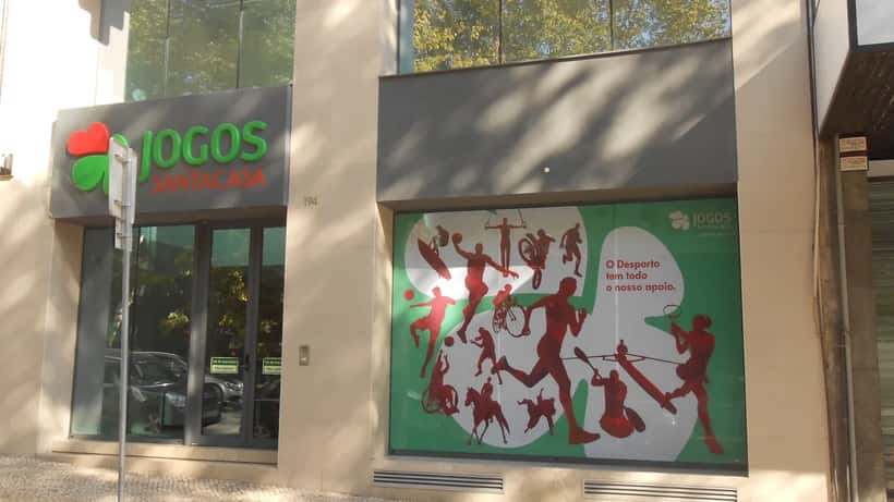 Quiosque oficial dos Jogos Santa Casa na Avenida da Liberdade, em Lisboa, com cartazes do EuroDreams