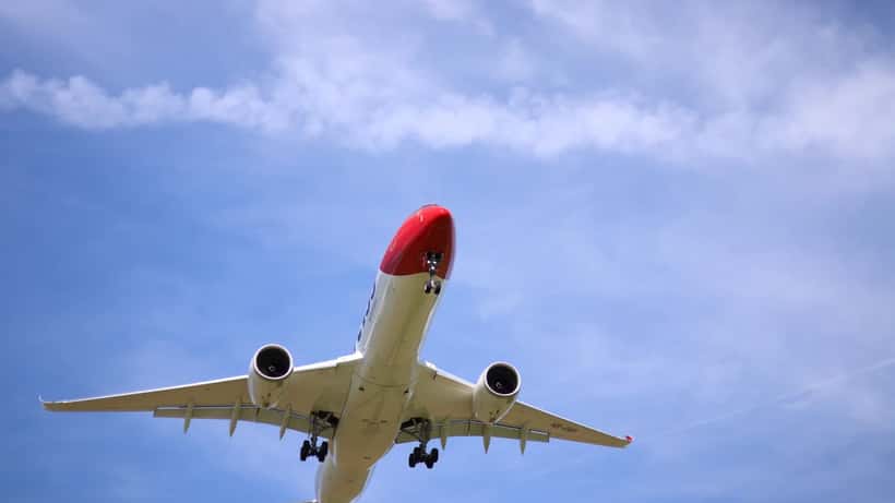 Avion Airbus A350-900 d'Edelweiss Air en vol au-dessus des nuages