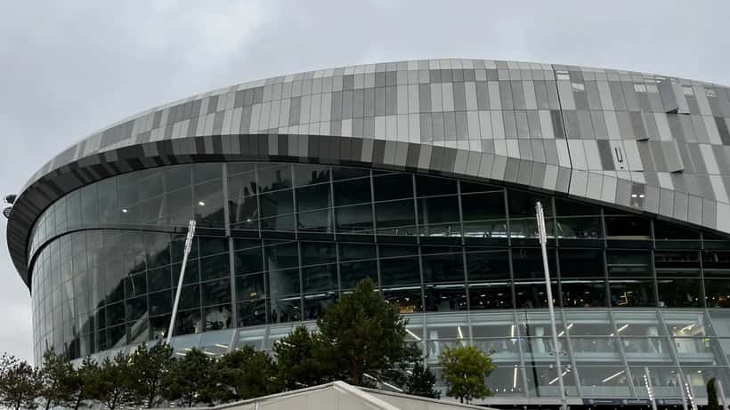 Tottenham Hotspur Stadium ulkoa kuvattuna syksyisellä päivällä