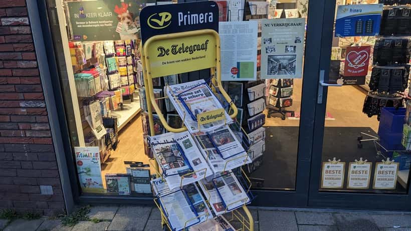 De Telegraaf krantenstandaard op een straathoek in Rotterdam
