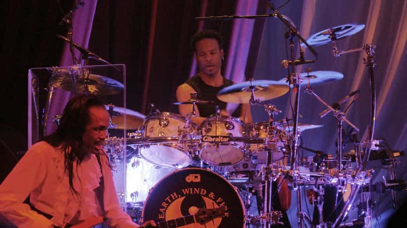 John Paris, baterista de Earth, Wind & Fire, tocando la batería en el escenario