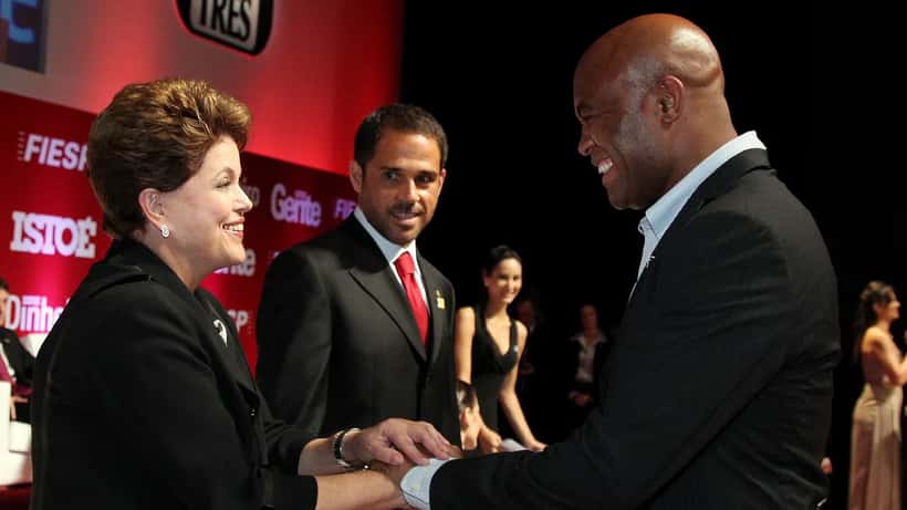 Anderson Silva com a ex-presidente Dilma Rousseff em evento esportivo oficial
