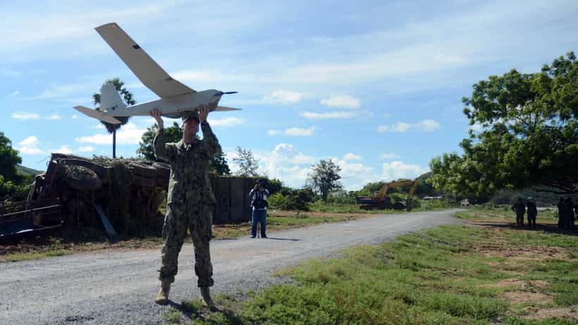 Navio de guerra com sistema de drones militares em operação naval