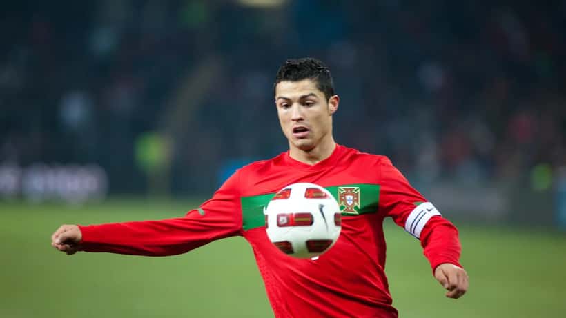 Cristiano Ronaldo Portugalin maajoukkueen pelipaidassa esiintymässä kentällä