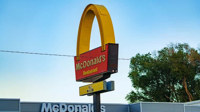Gouden bogen van een McDonald's restaurant