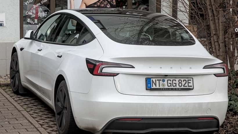 Tesla Model 3 stationné en hiver au Québec, illustrant les pannes de thermopompe PAC par grand froid