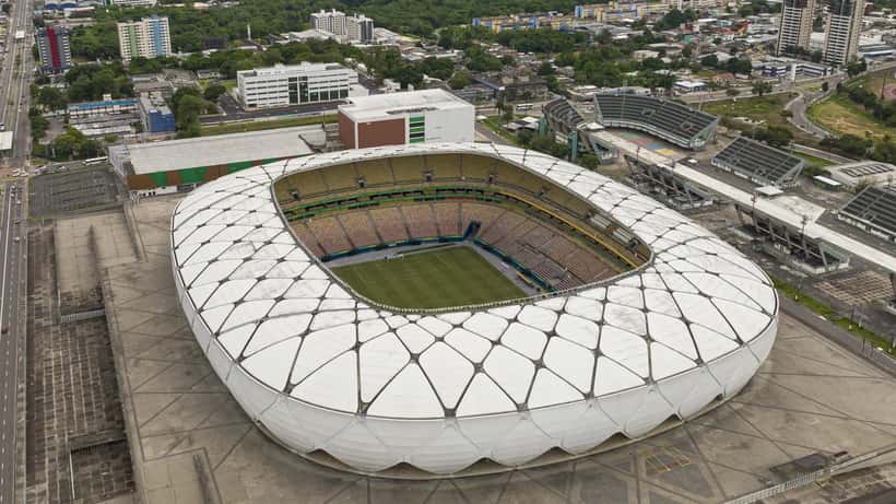 Estádio Arena Amazônia em Manaus, Brasil, representando o futebol brasileiro e seus investimentos milionários