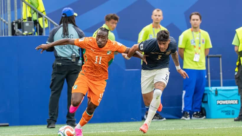 Yan Diomandé en duel lors de Côte d'Ivoire - Équateur à la Coupe du monde 2026