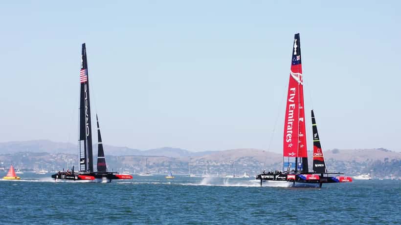 Barca a vela in regata durante l'America's Cup 2013, monoscafo foiling in gara