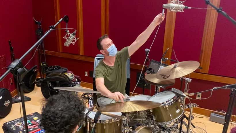 Opnamestudio met microfoon voor muziekartiest