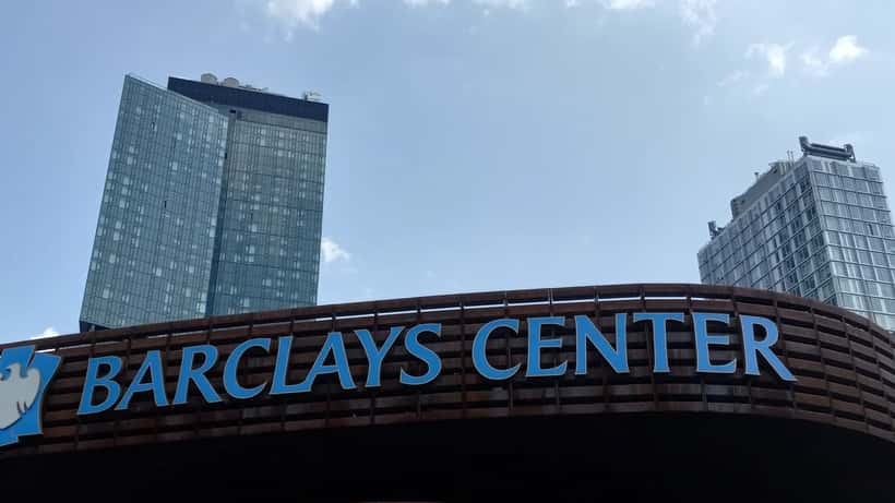 Barclays Center en Brooklyn de noche, sede de las New York Liberty