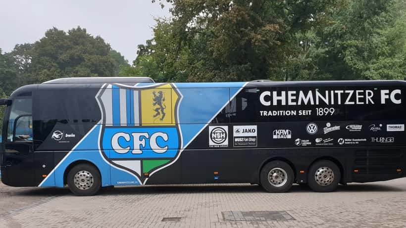 Mannschaftsbus des Chemnitzer FC vor dem Aufstieg in die 3. Liga 2026