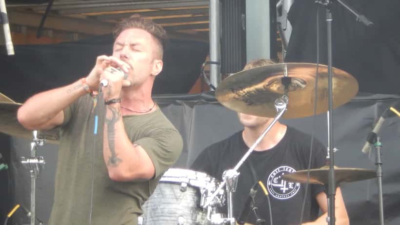Banda de rock en escenario de Riot Fest Chicago con público asistente