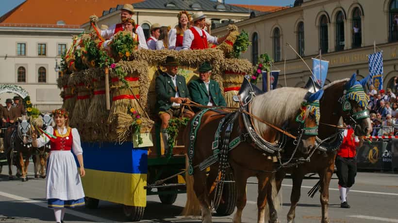 Festzug beim Oktoberfest 2024 in München — Tausende Besucher, für die der Sanitätsdienst täglich bereitsteht