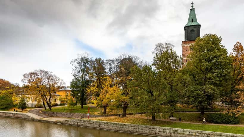 Turun tuomiokirkon puisto keväällä 2020