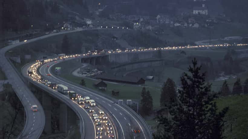 File d'attente au tunnel du Gothard en été, embouteillage sur l'A2 suisse