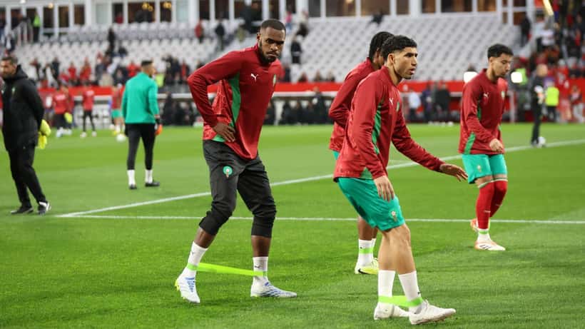 Achraf Hakimi opvarmer med Marokko-landsholdet i fodboldtøj
