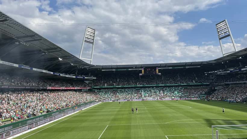 Estádio Weser durante jogo da Bundesliga entre Werder Bremen e VfB Stuttgart
