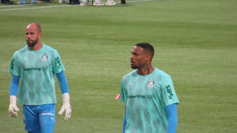 Goleiro Carlos Miguel com camisa do Palmeiras durante partida pelo Brasileirão 2026