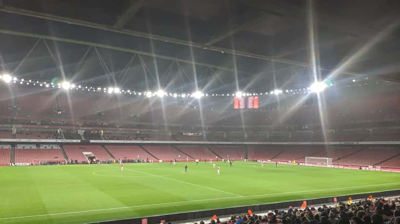 Arsenal mot Manchester City fotballkamp – tribunen full av fans