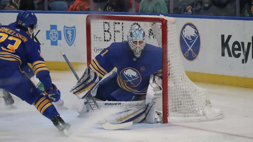 Ukko-Pekka Luukkonen, gardien des Buffalo Sabres, en action lors d'un match NHL 2024