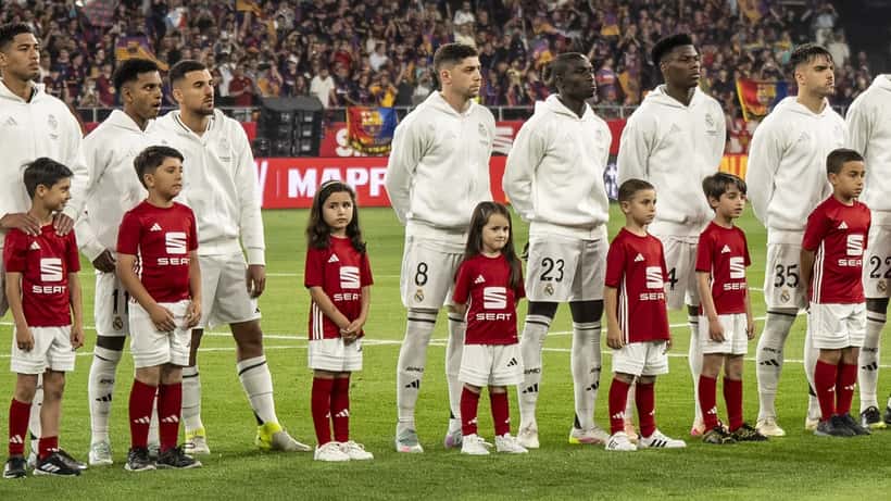 Real Madrid spelerskader viert Copa del Rey 2025 overwinning op het veld