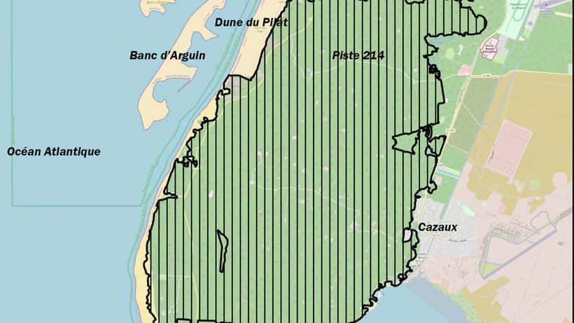 Luftbillede af skovbrand i pinjeskov nær Gironde, Frankrig, med tyk orange røg