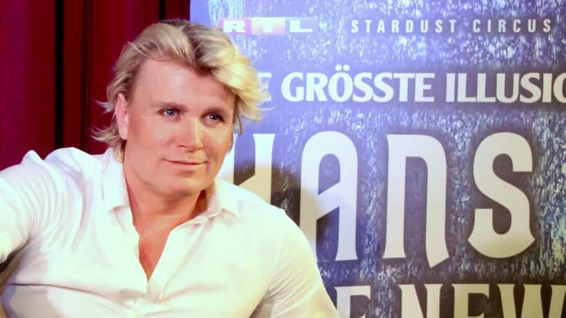 Illusionist Hans Klok tijdens een optreden op het podium