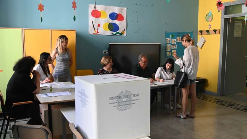 Votanti alle urne in Italia durante le elezioni europee 2024, seggi elettorali