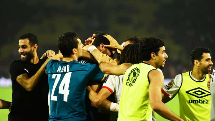 Jugadores de Egipto celebrando gol en partido de fútbol internacional