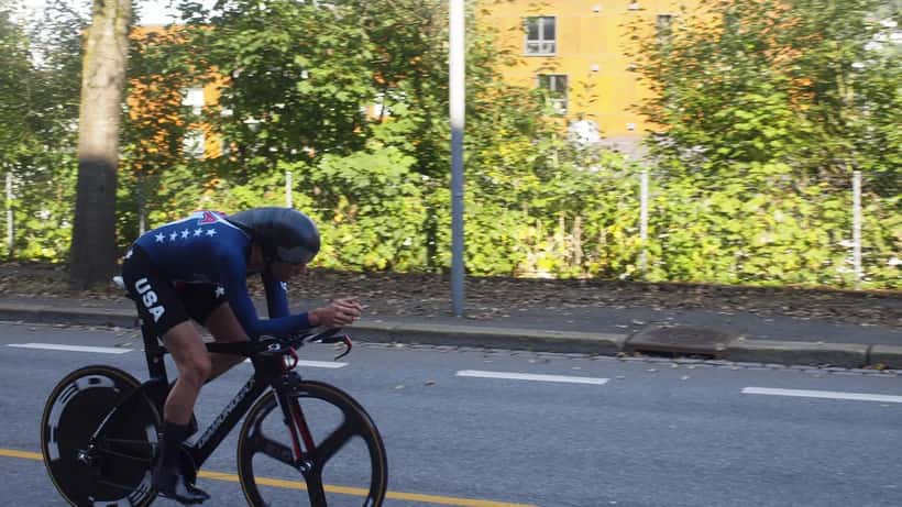Brandon McNulty, cycliste professionnel UAE Team Emirates, en course sur route
