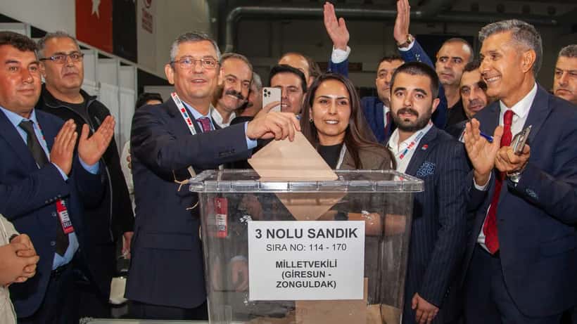 Özgür Özel leader del CHP turco al momento del voto