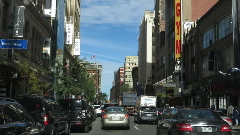 Rue Sainte-Catherine à Montréal, artère commerciale emblématique du Québec