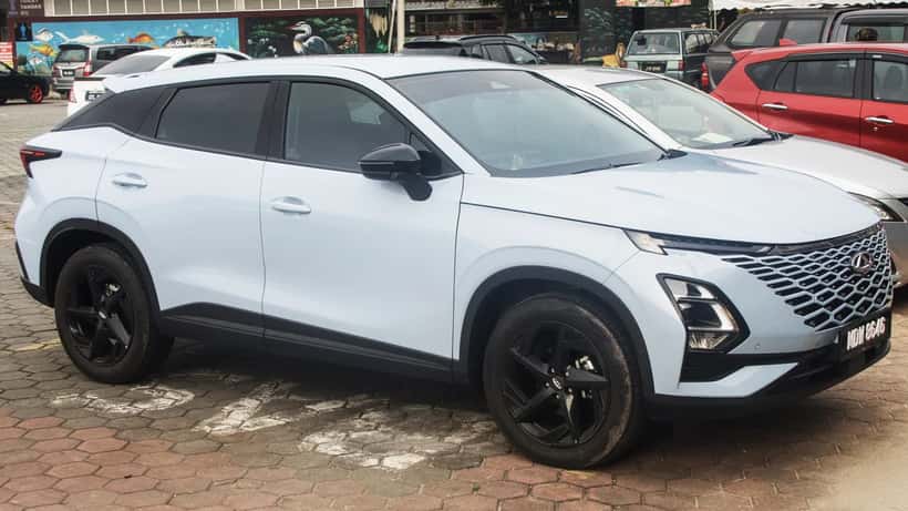Vista frontal do SUV Chery Omoda 5 em estacionamento ao ar livre, modelo similar ao Omoda 4