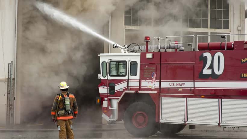Brandweer blust een brand bij een gebouw