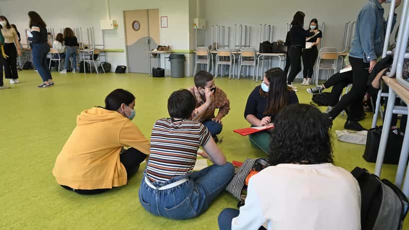 Élèves de terminale au Lycée Amiral Ronarc'h de Brest lors d'une présentation orale 2026