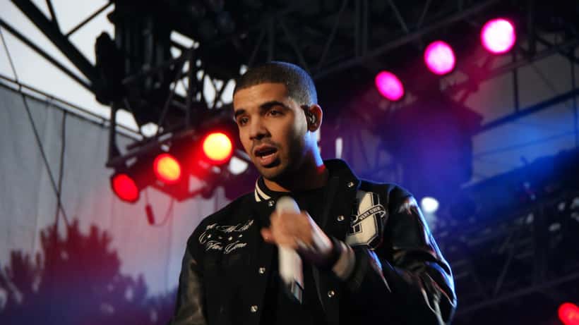 Drake lors d'une performance musicale, artiste canadien connu pour ses albums