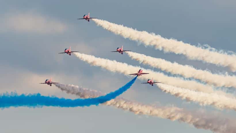 Patrouille acrobatique des Red Arrows de la Royal Air Force en formation dans le ciel bleu