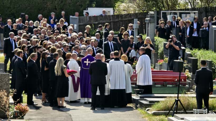 Dompfarrer Toni Faber bei einer kirchlichen Zeremonie in Wien