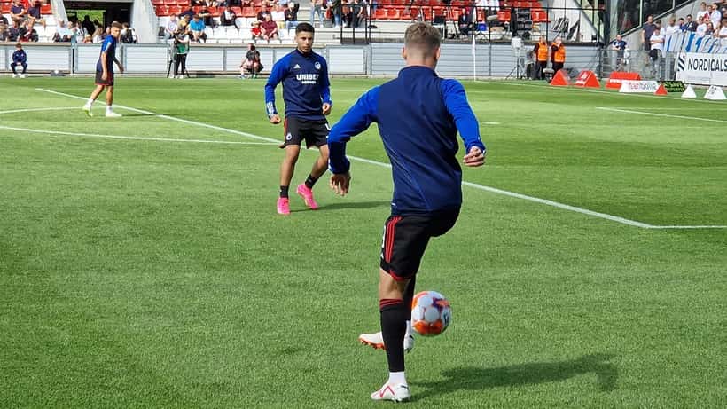 FC Copenhagen-spelare i uppvärmning inför Superligamatch 2023